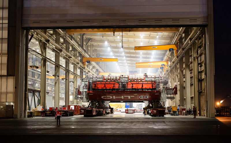 Liebherr Maritime Cranes' Alfa Lift transports the pressure bar