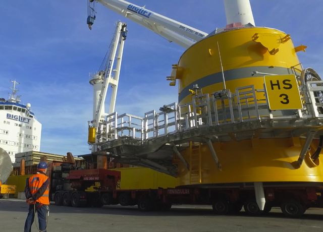 Spaniards load out Hywind kit