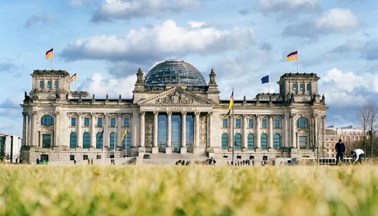 Berlin agrees €7.5bn in Siemens Energy guarantees German solar package gets first reading