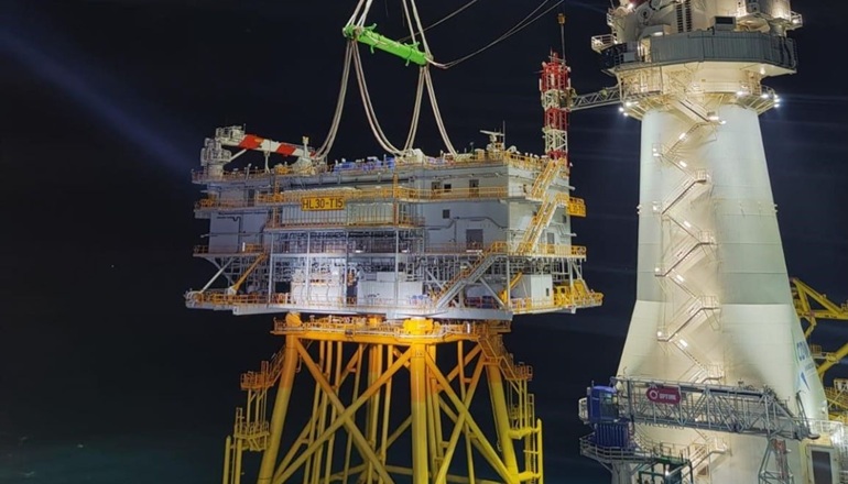 CDWE installs Hai Long OSS topside CDWE installs Hai Long OSS topside