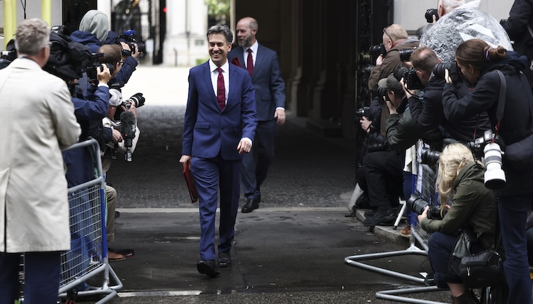 Miliband launches renewables 'turbocharger'