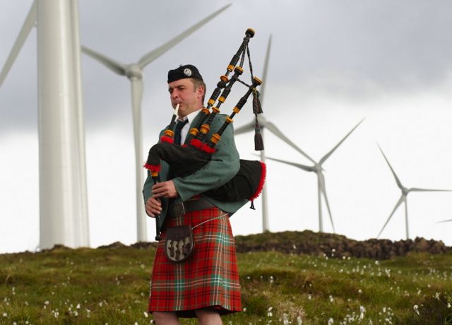 Falck pipes up at Auchrobert Falck pipes up at Auchrobert