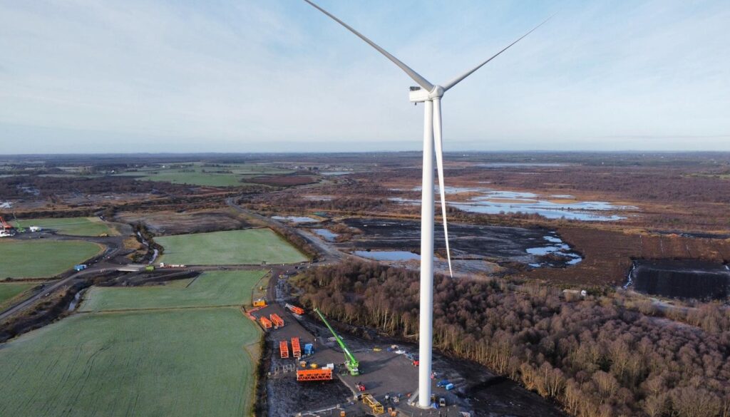 SSE installs first turbine at 101MW Irish site SSE installs first turbine at 101MW Irish site