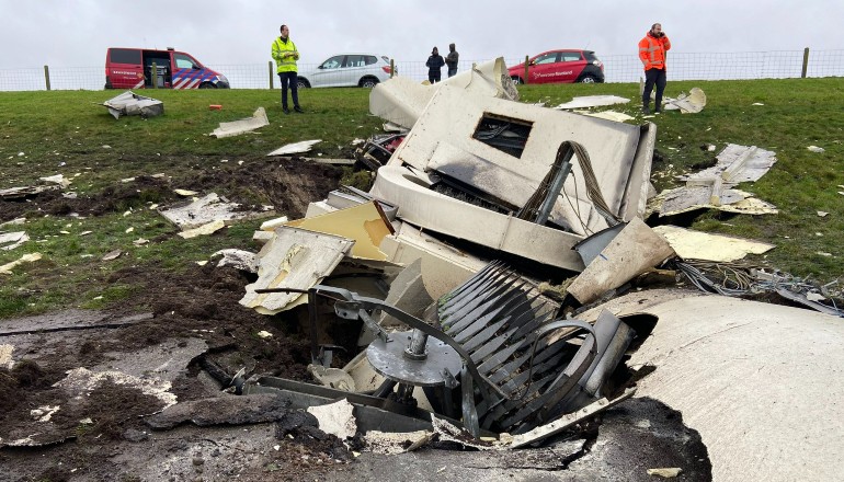 Turbine collapses at Dutch wind farm Turbine collapses at Dutch wind farm
