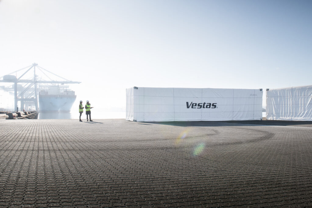 The two side-compartments for the Vestas V236-15.0 MW prototype nacelle arrive in Denmark before being transported to its factory in Esbjerg