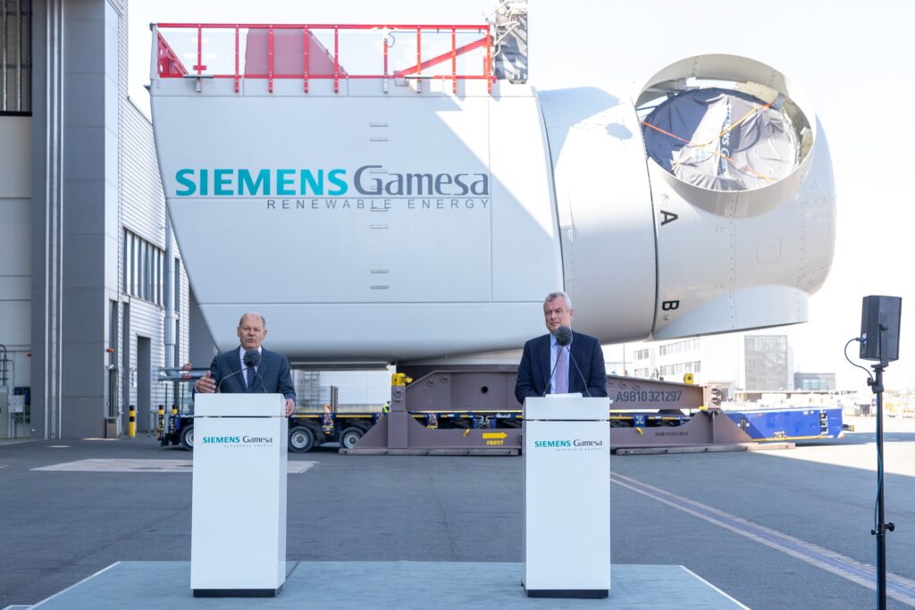 German Chancellor Olaf Scholz (pictured: left) has visited Siemens Gamesa's offshore wind turbine factory in Cuxhaven.