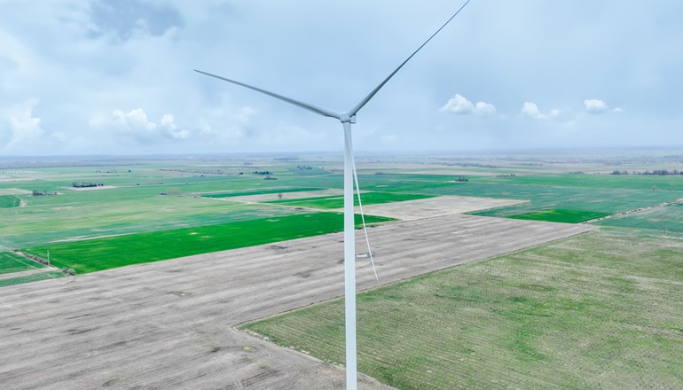 First turbine goes up at Lithuanian wind farm First turbine goes up at Lithuanian wind farm