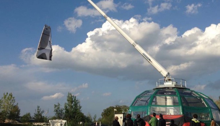 Italian duo fly with energy kite