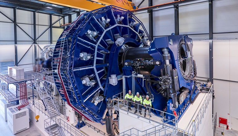 Danish engineers install XL nacelle test rig