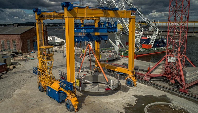 Per Aarsleff Holding's rubber tyred gantry crane delivers concrete work platforms for the Hornsea 2 offshore wind project from production to the loadout area