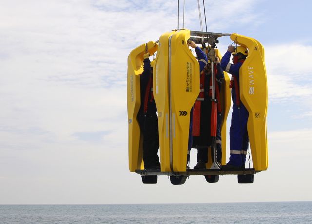 Reflex carrier stands tall