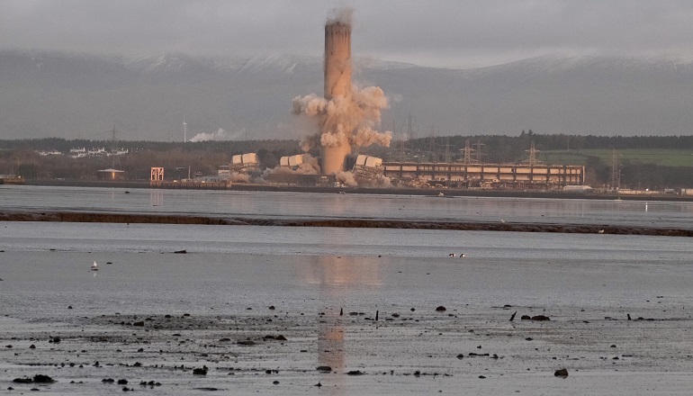 ScottishPower demolishes its 600 ft chimney at Longannet