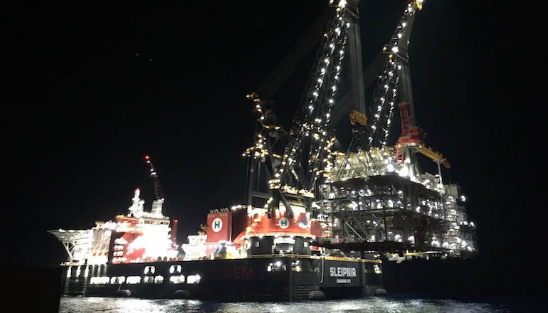 Heerema crane vessel Sleipnir lifts a 15