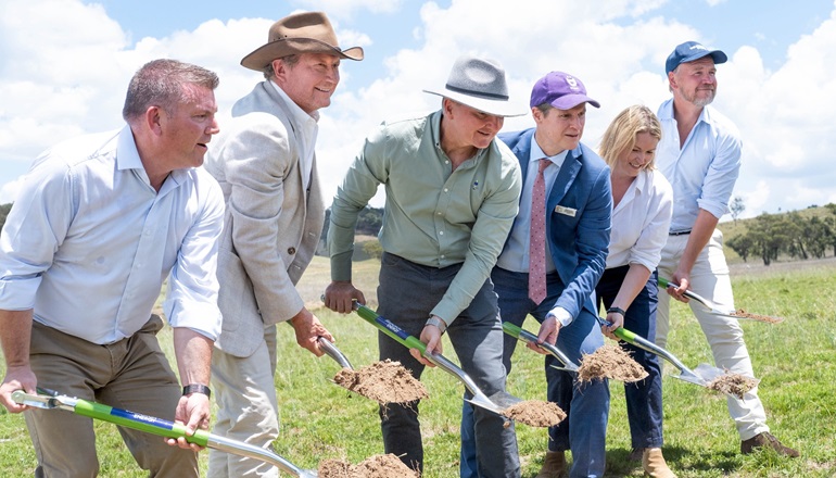 Developer turns sod on 414MW Oz wind farm Developer turns sod on 414MW Oz wind farm
