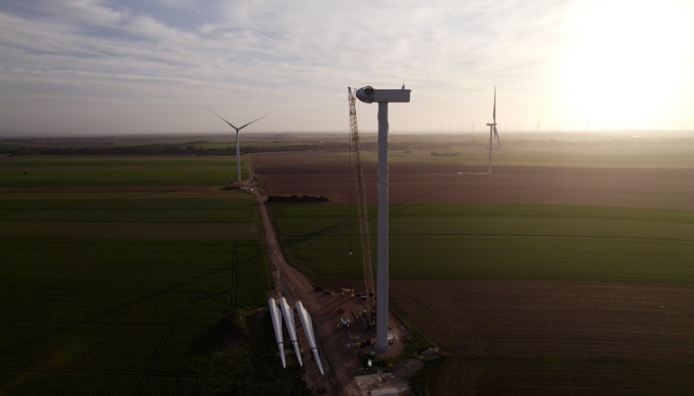 SSE installs final turbine at French wind farm