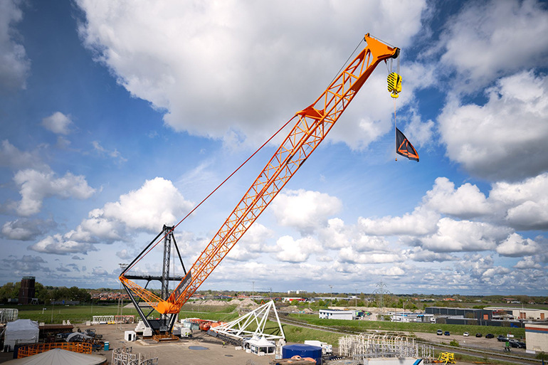 Tetrahedron unveils giant crane Tetrahedron unveils giant crane