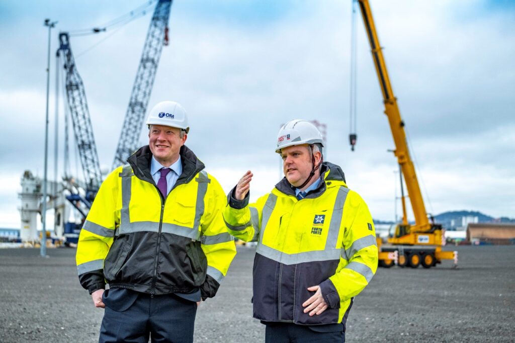 Forth Ports acquires heavy lift outfit Forth Ports acquires heavy lift outfit