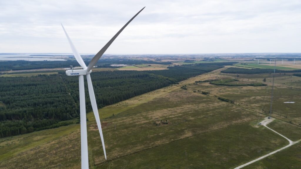 Vestas installs V155-3.3MW prototype in Denmark Vestas installs V155-3.3MW prototype in Denmark