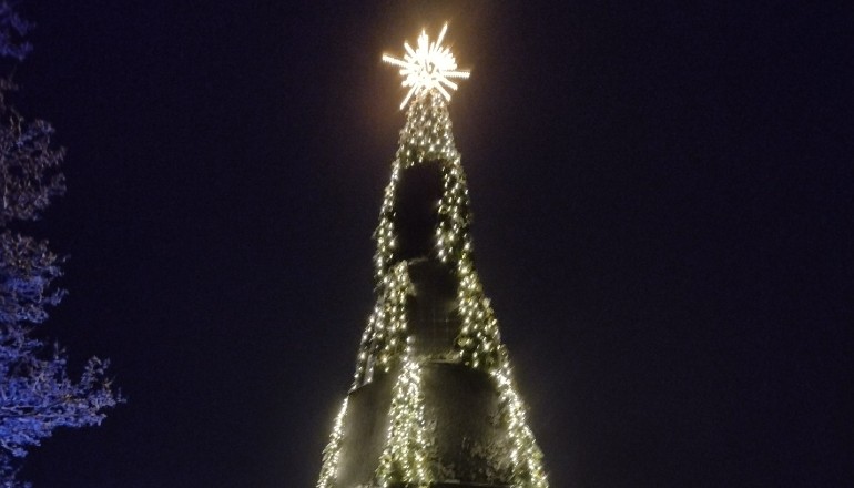 SoliTek builds solar panel Christmas tree