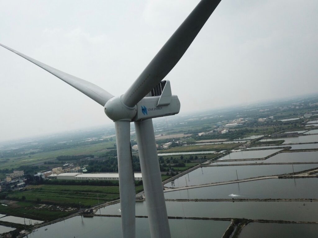 Vestas has installed the first of five turbines at Star Energy Corporation's 18MW SEC wind farm in Changhua on the west coast of Taiwan. 