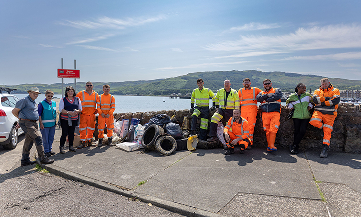 SSEN Transmission team joins beach clean-up SSEN Transmission team joins beach clean-up