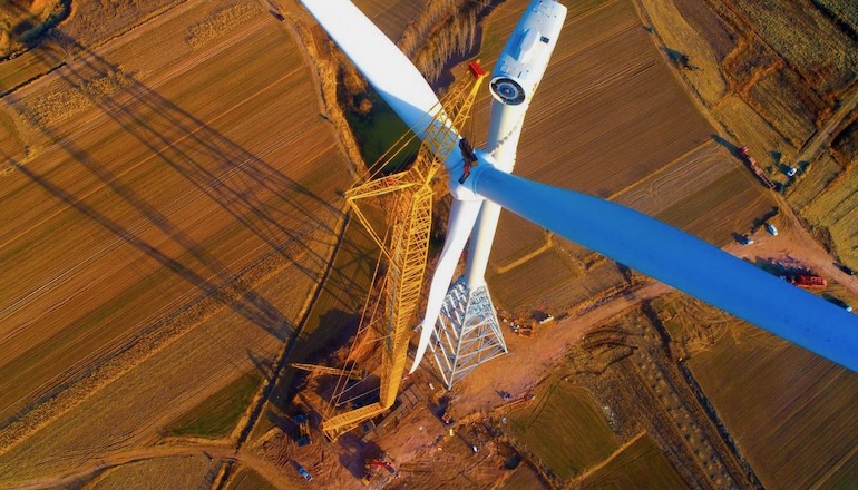 Chinese company XCMG's 1000-tonne crawler crane XGC15000A has lifted a 118-tonne